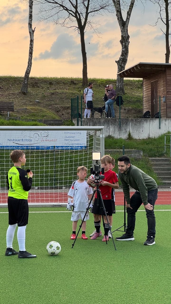Social-Media-Dreh mit dem Smartphone: Aufnahme mit Stativ auf dem Fußballplatz